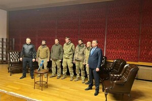 Зеленський поспілкувався зі звільненими з полону командирами-«азовцями»