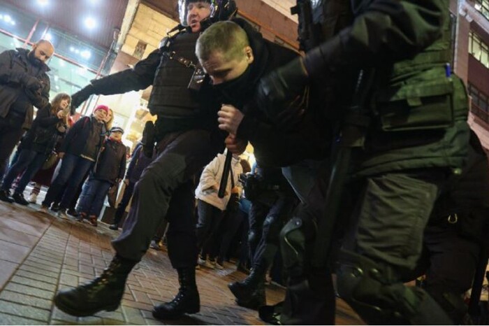 Протести в РФ: міліція б'є жінок до втрати свідомості (відео)