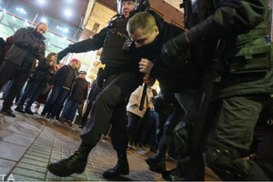 Протести в РФ: міліція б'є жінок до втрати свідомості (відео)