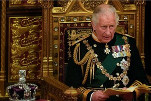 Монарх носить корону лише в момент коронації, не в останню чергу тому, що її вага становить цілих 2,23 кг