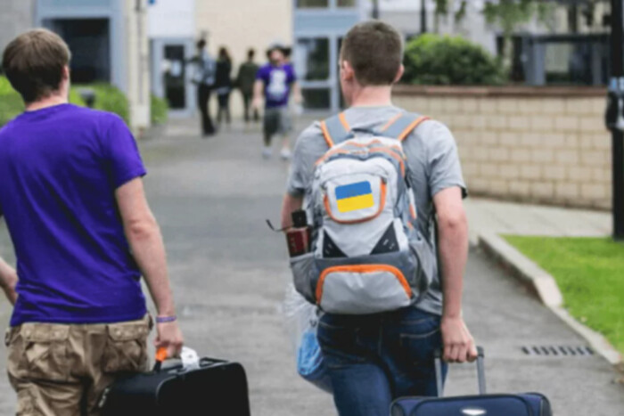 Студентам-мужчинам теперь запрещено выезжать на обучение за границу