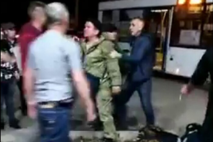 У Росії мобілізовані перед відправкою на війну влаштували бійку (відео)
