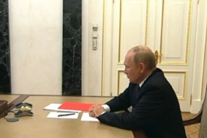 Путин с красной папкой принялся перевоспитывать молодежь (видео)