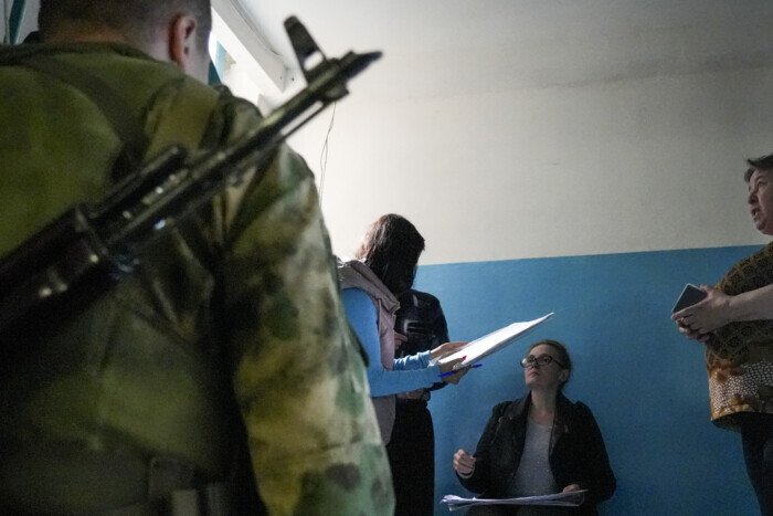 «Паспорт не нужен, придем с автоматом домой». Как проходит «референдум» в Луганской области