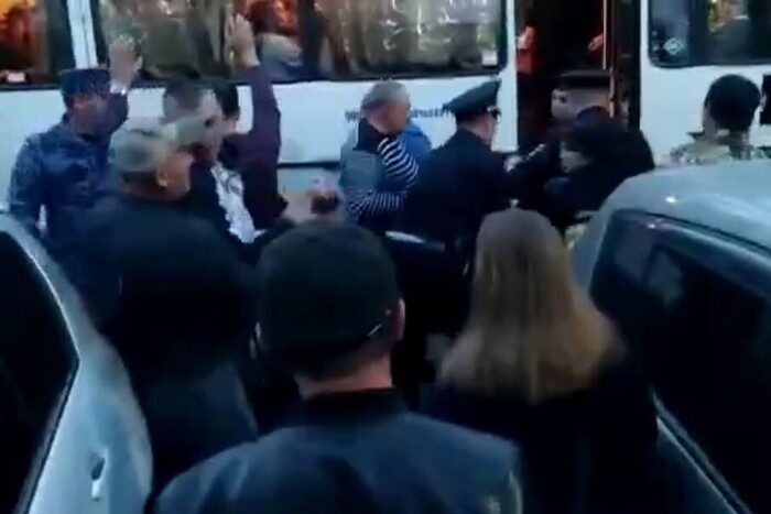 Вимагали, щоб їхали з ними: мобілізовані в РФ побили поліцейських (відео)