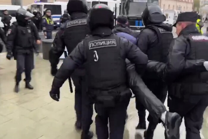 Антивоєнний мітинг у Москві: поліцейські заносять людей у автозаки