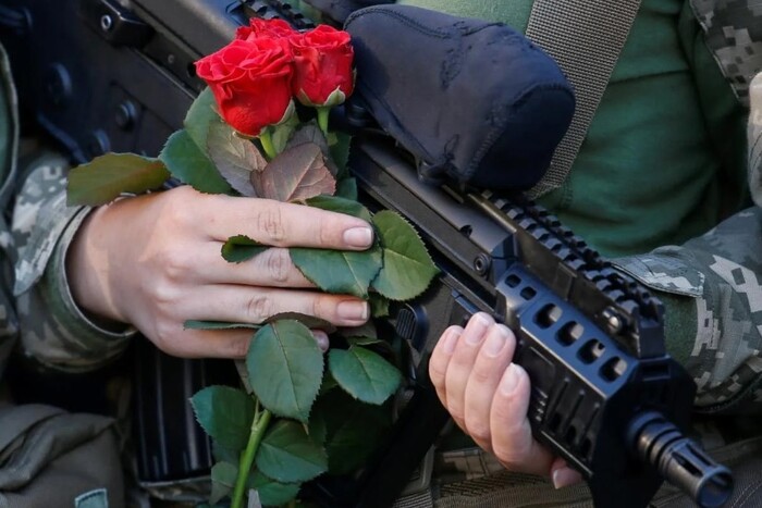 Мобілізація в Росії: до військкоматів потягли жінок (фото)