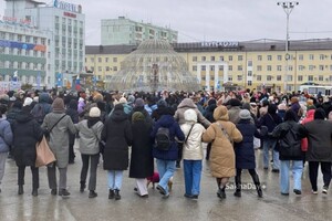 Просять повернути чоловіків з війни: у Якутську жінки вийшли на акцію (фото, відео)