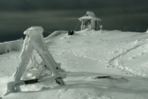 Справжня зима: рятувальники показали фото засніжених Карпат