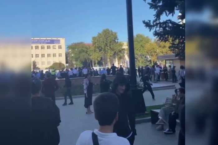 Бійки з поліцією та перекриті вулиці: нові відео протестів у Дагестані