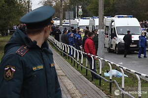 За попередніми даними, у стрільця було два травматичні пістолети, перероблені під бойові набої