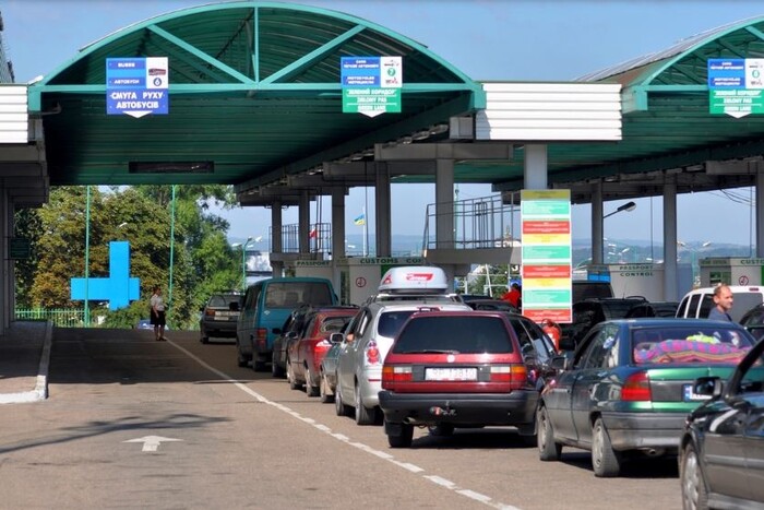 На кордоні з Польщею призупинено пропуск транспорту: яка причина