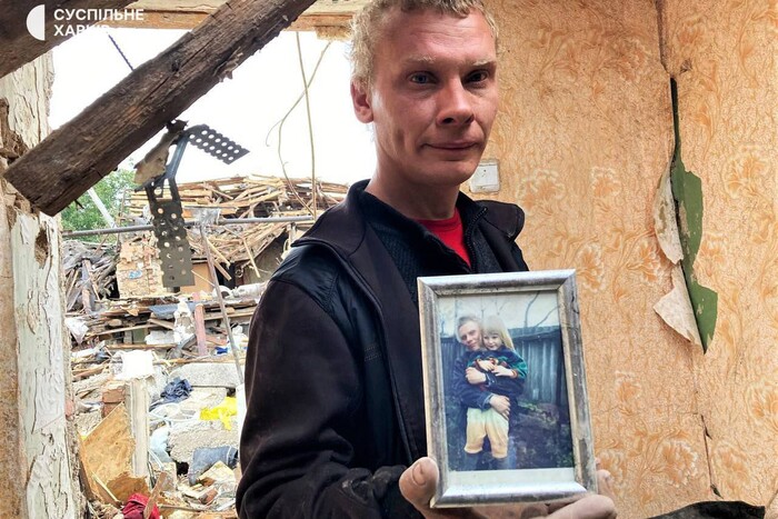 Руїни, осиротілий батько і фото дитини: розпачлива світлина з Харківщини 