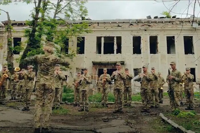 Військовий оркестр зіграв на руїнах Будинку офіцерів у Вінниці: емоційне відео