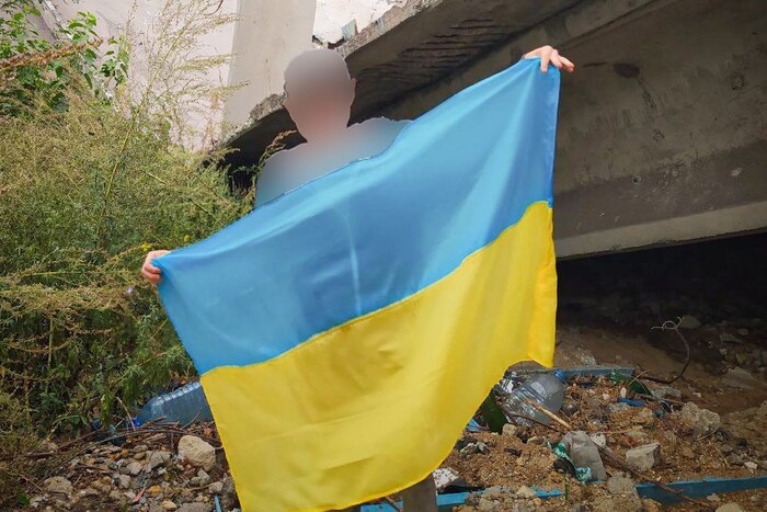 У Маріуполі учасник спротиву зробив фото із українським прапором