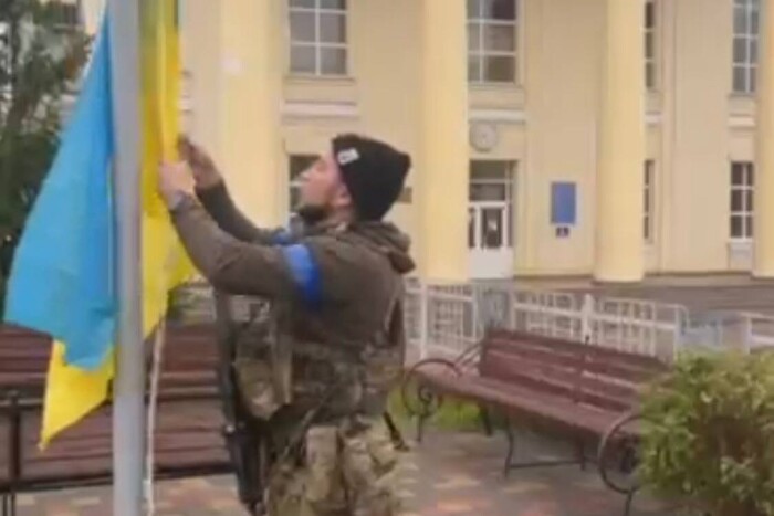 Воїни підняли український прапор над селищем Куп’янськ-Вузловий (відео)