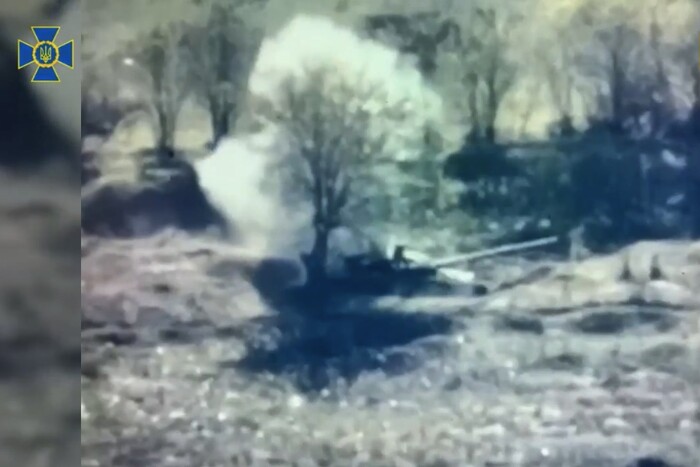 Спецпризначенці СБУ показали, як нищать рашистські танки дронами (відео)