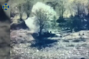 Спецпризначенці СБУ показали, як нищать рашистські танки дронами (відео)