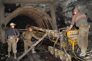 На Донеччині у Вугледарі через ворожі обстріли затоплена шахта імені Сургая