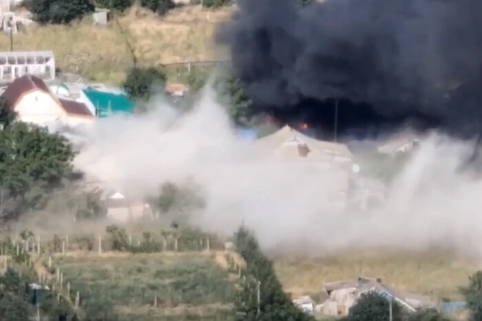 Українські воїни підпалили техніку окупантів за допомогою склянки (відео)
