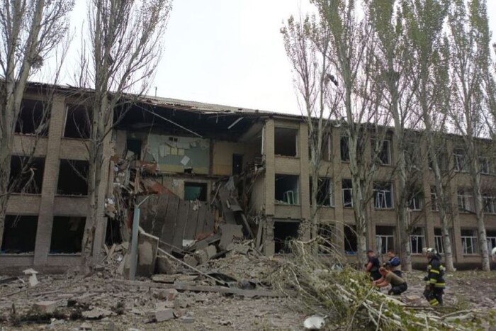 На Донеччині рашисти обстріляли школу, де ховалися цивільні (фото) 