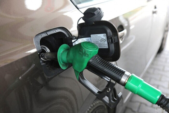 Акциз на топливо возвращается: Зеленский подписал закон