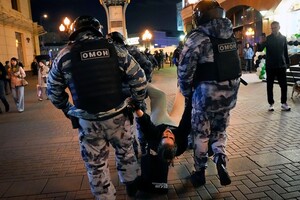 ОМОН затримав одного з демонстрантів під час акції протесту проти мобілізації 21 вересня в Москві 