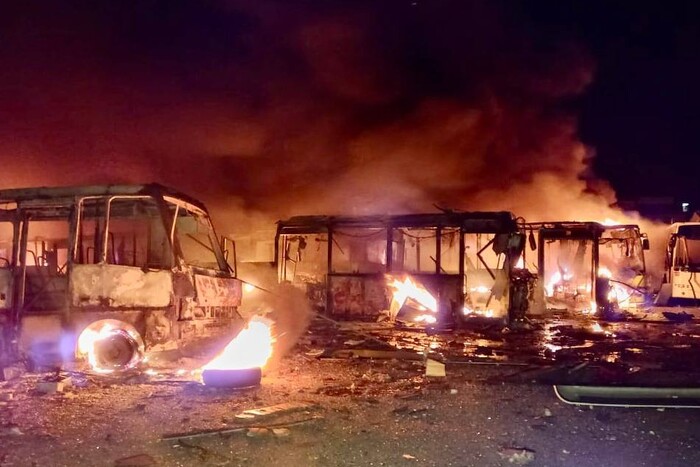 У Дніпрі ракети окупантів влучили в АТП: згоріли 50 автобусів, є жертва