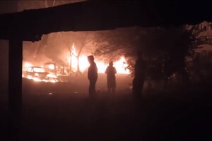 На місці падіння ракети в Миколаєві виникла сильна пожежа