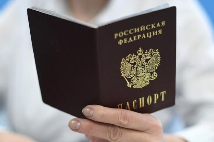 Кремль придумав «подарунок» для молоді: разом із паспортом видають повістки 