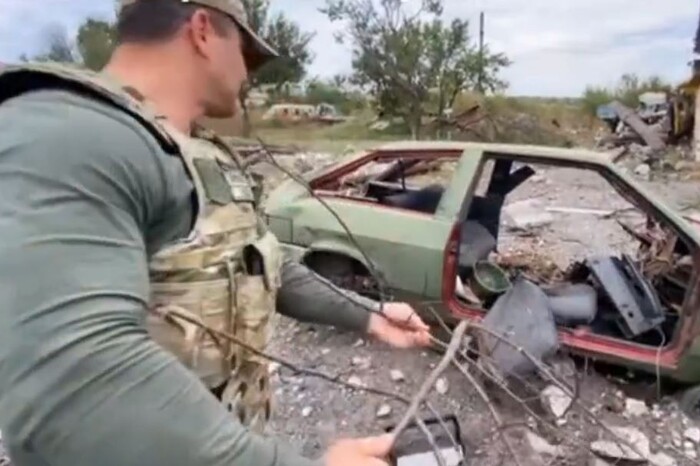 Тищенко розміновував автомобіль звичайною гілкою: курйозне відео