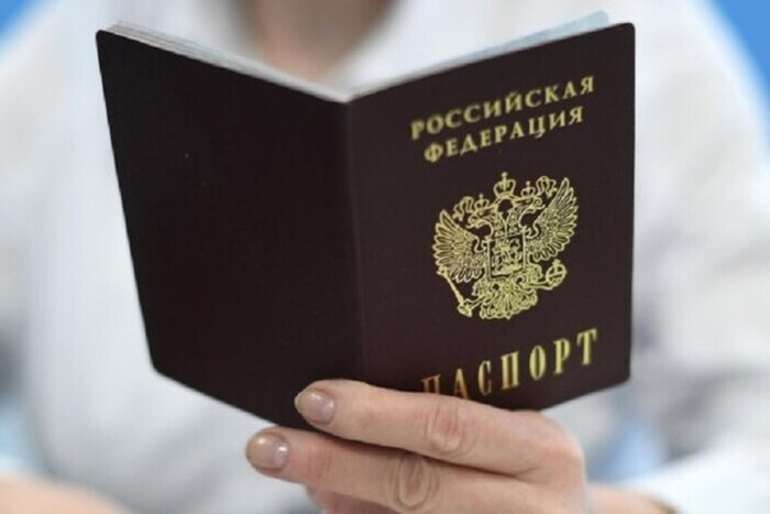 Кремль придумал «подарок» для молодежи: вместе с паспортом выдают повестки