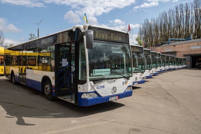 Від завтра Києвом почнуть курсувати автобуси, які місто отримало від Риги