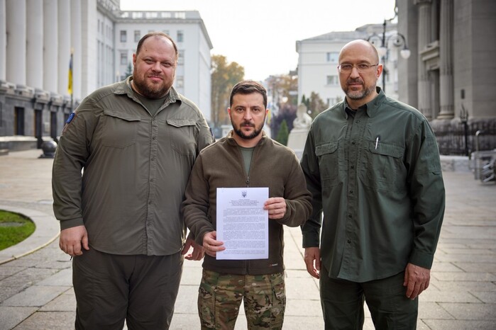 Зеленський, Стефанчук та Шмигаль підписують історичну заявку на вступ України до НАТО (відео)