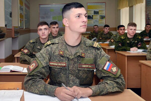 У російських військових училищах буде проведено достроковий випуск курсантів