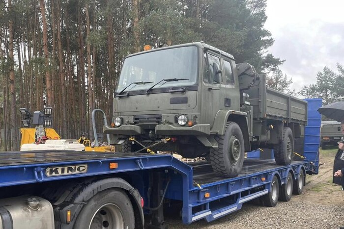 Порошенко з Польщі відправив партію британських вантажівок для ЗСУ