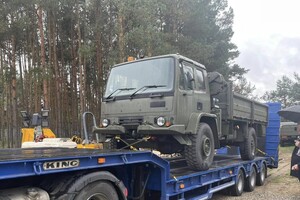Тимчасово перевезенням британських військових вантажівок до України займається тягач компанії Roshen