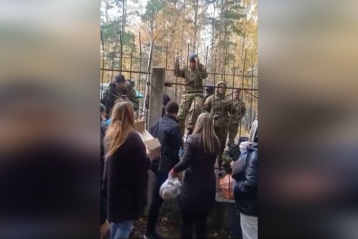 У Росії родичі мобілізованих змушені їх підгодовувати через грати (відео)