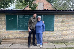Вчитель з Бородянки веде онлайн-уроки з математики просто неба, бо хату танками зруйнували рашисти