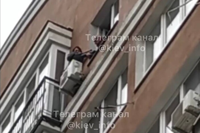 На Київщині жінка хотіла викинутись з вікна (відео)
