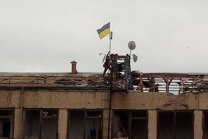 Воины подняли украинский флаг над освобожденной Миролюбовкой