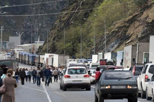 Россияне массово бегут от мобилизации в Грузию, создавая огромные очереди на границе