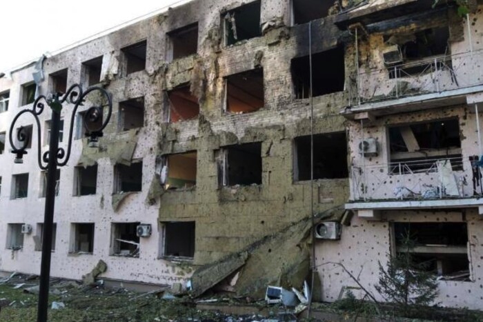 Обстріл лікарні у Куп’янську: є загиблі та поранені (фото, відео)