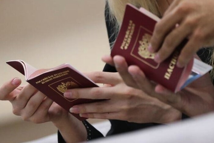 Путін планує насильно роздати жителям окупованих територій паспорти РФ