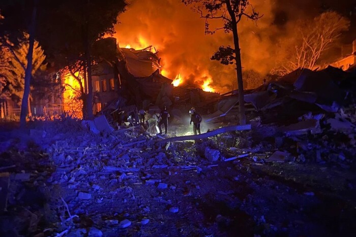 Пожежі та жертви: стали відомі наслідки нічного удару по Харкову