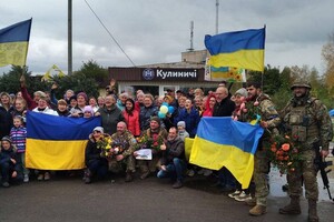 Українські військові разом із місцевими у звільненій Богуславці
