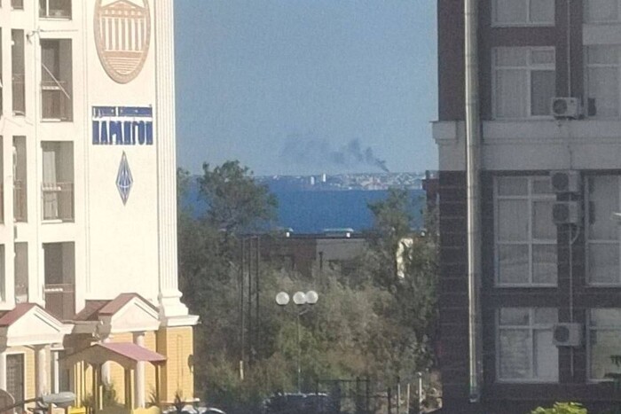 Севастополь: в районі аеропорту «Бельбек» підіймається чорний дим