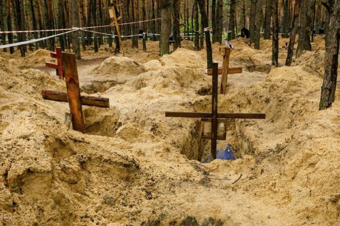 На деокупованій Харківщині правоохоронці виявили сковані кайданками тіла чоловіків  