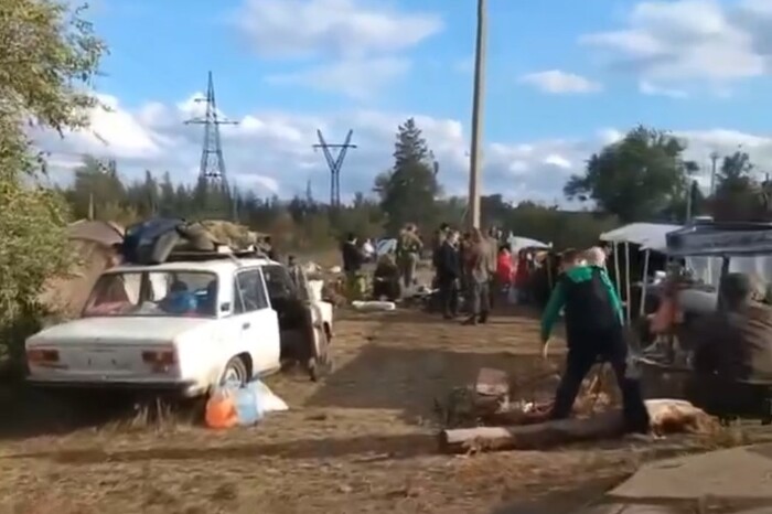 Росіяни, які втекли із Лимана, тепер живуть біля теплотраси (відео)
