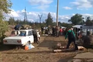 Росіяни, які втекли із Лимана, тепер живуть біля теплотраси (відео)